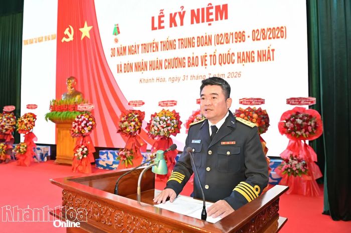 Thượng tá Phạm Văn Sơn - Chính ủy Trung đoàn đọc thư khen của Bộ trưởng Bộ Quốc phòng.