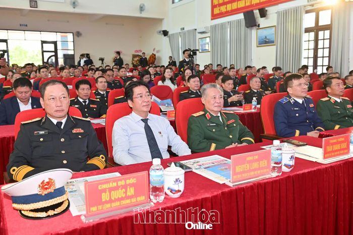 Chuẩn Đô đốc Đỗ Quốc Ân; đồng chí Nguyễn Long Biên cùng các đại biểu dự lễ kỷ niệm.
