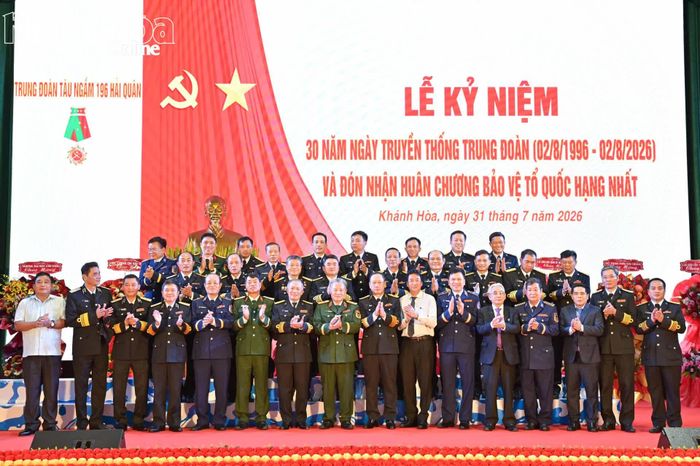 Các đại biểu chụp hình lưu niệm.