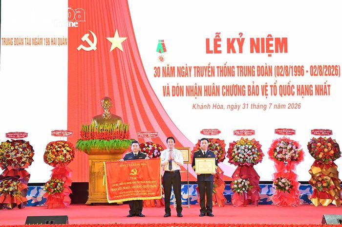 Đồng chí Nguyễn Long Biên trao tặng bức trướng của Tỉnh ủy và bằng khen của Chủ tịch UBND tỉnh cho Trung đoàn Tàu ngầm 196 Hải quân.