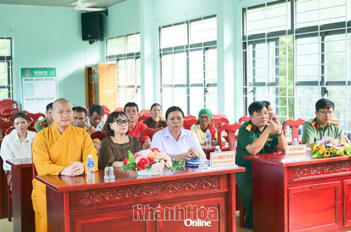 Các đại biểu tham dự buổi lễ.
