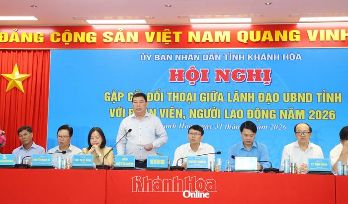 Ông Nguyễn Thành Sơn - Phó Giám đốc Sở Nội vụ trả lời một số ý kiến của người lao động tại hội nghị.