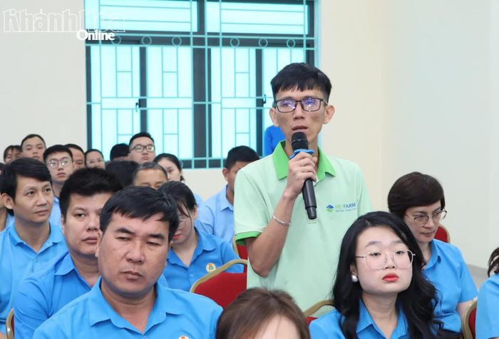 Người lao động nêu ý kiến tại hội nghị.