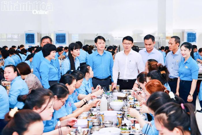 Đồng chí Nguyễn Thanh Hà và lãnh đạo các sở, ngành, doanh nghiệp, tổ chức công đoàn thăm hỏi, động viên người lao động tại "Bữa cơm công đoàn".