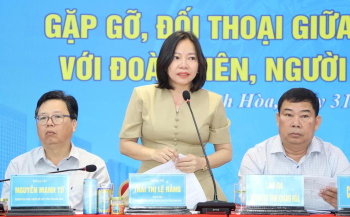 Bà Thái Thị Lệ Hằng - Giám đốc Sở Văn hóa, Thể thao và Du lịch trả lời một số ý kiến của người lao động tại hội nghị.