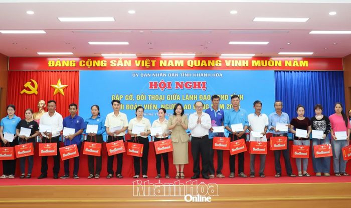 Lãnh đạo các sở, ngành trao quà cho người lao động.