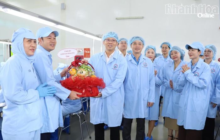 Đồng chí Nguyễn Thanh Hà tặng quà cho công nhân Công ty Cổ phần Nước giải khát Yến sào Khánh Hòa.