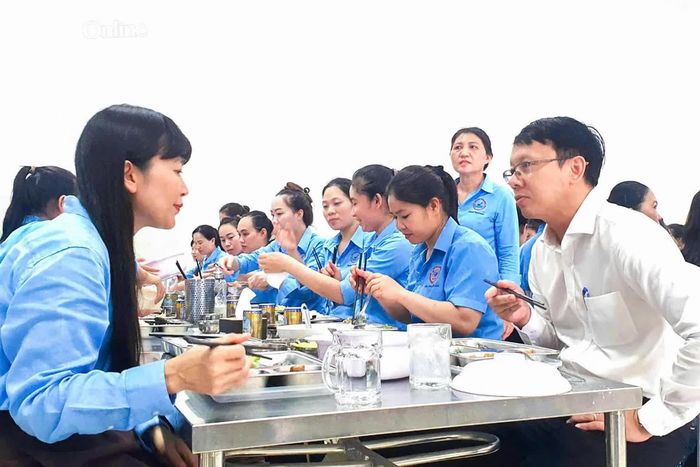 Đồng chí Nguyễn Thanh Hà và lãnh đạo doanh nghiệp dùng "Bữa cơm công đoàn" chung với đoàn viên, người lao động.