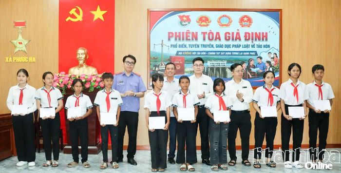 Các học sinh nhận quà tại chương trình.