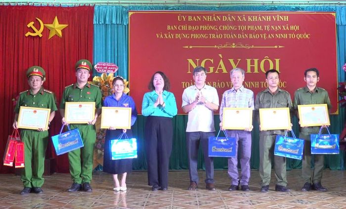 Lãnh đạo xã Khánh Vĩnh trao giấy khen cho các tập thể và cá nhân. Ảnh: PHÙNG QUỲNH.