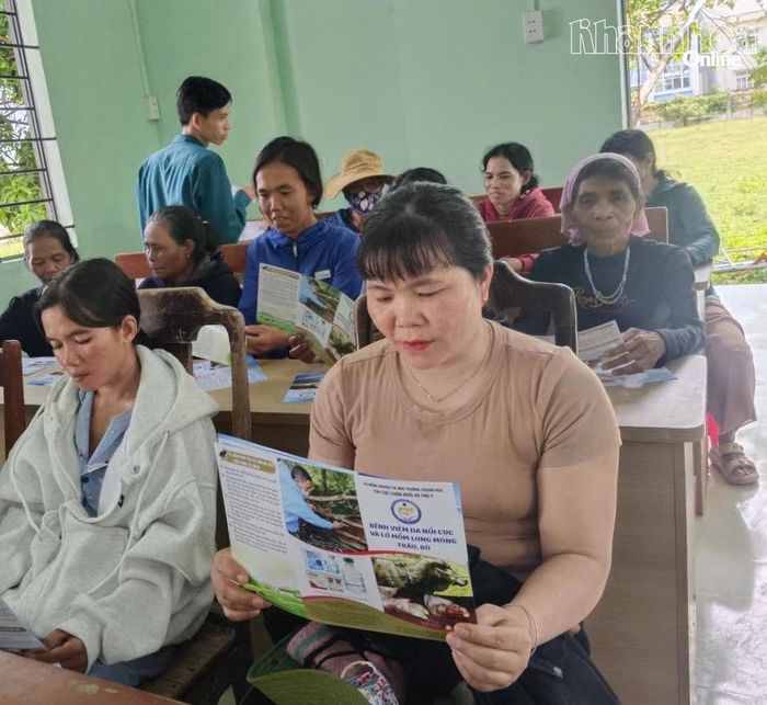 Người dân xã Bác Ái Tây tham khảo các thông tin tại hội nghị.