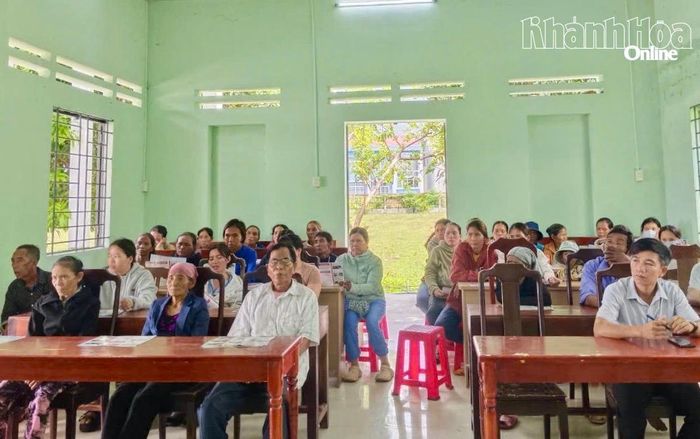 Các đại biểu và người dân xã Bác Ái Tây tham dự hội nghị.