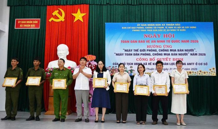 Lãnh đạo xã Thuận Bắc trao giấy khen cho các tập thể, cá nhân có thành tích xuất sắc.