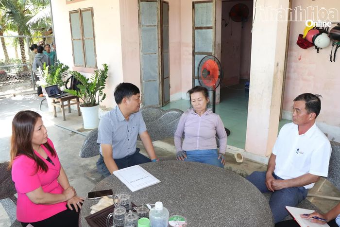 Đoàn công tác trực tiếp đến tuyên truyền, vận động hộ dân chưa thống nhất với phương án bồi thường do vướng mắc về giá đất.