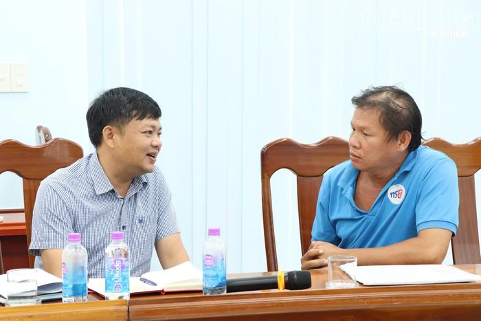 Ông Lê Văn Hoan trao đổi, tuyên truyền, vận động một hộ dân.