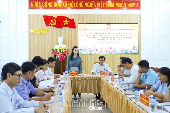 Đoàn công tác làm việc với địa phương và một số hộ dân.