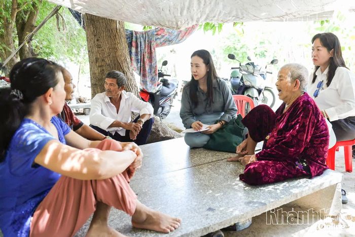 Bà Nguyễn Quỳnh Nga trực tiếp tuyên truyền, vận động, giải thích chính sách cho các hộ dân.