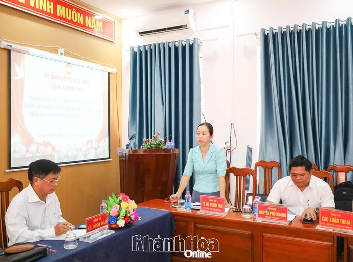 Lãnh đạo xã Trung Khánh Vĩnh báo cáo tại buổi làm việc.