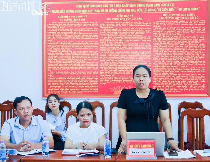 Lãnh đạo xã Bắc Khánh Vĩnh báo cáo tại buổi làm việc.