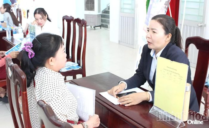 Các doanh nghiệp phỏng vấn người lao động.