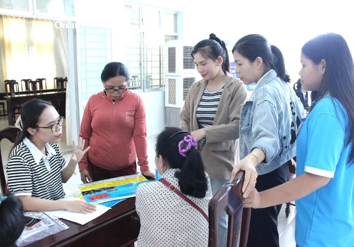 Người lao động tìm hiểu thông tin việc làm trực tiếp tại phiên giao dịch.