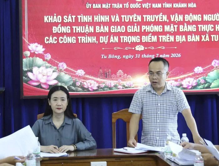 Lãnh đạo UBND xã Tu Bông phát biểu tại cuộc họp.