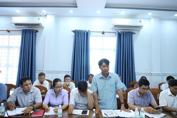 Lãnh đạo Chi nhánh Phát triển quỹ đất khu vực Vạn Ninh phát biểu tại cuộc họp.