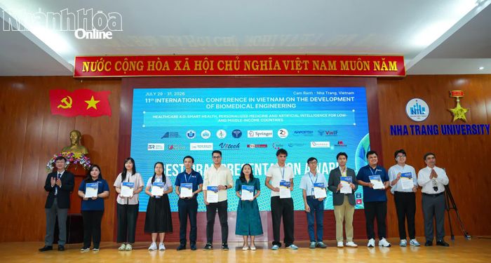 Ban tổ chức hội nghị trao giải trình bày báo cáo xuất sắc cho các báo cáo viên.