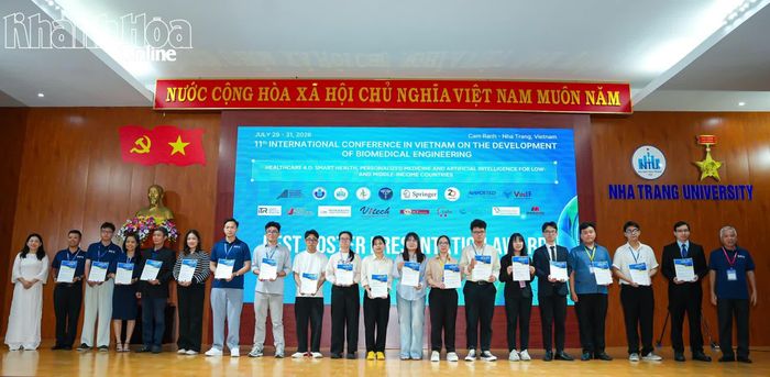 Ban tổ chức hội nghị trao giải báo cáo poster xuất sắc cho các báo cáo viên.