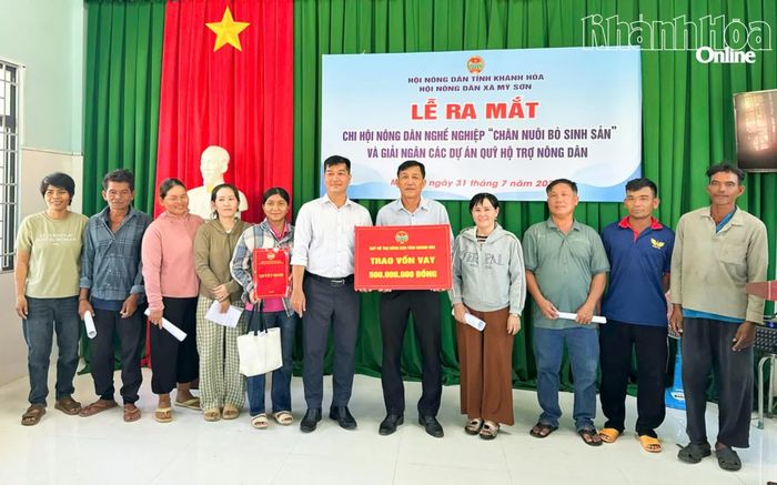Lãnh đạo Hội Nông dân xã Mỹ Sơn trao vốn vay Quỹ Hỗ trợ nông dân cho các hội viên.