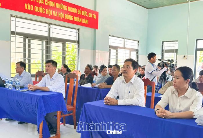 Đại biểu tham dự Lễ ra mắt Chi hội Nông dân nghề nghiệp chăn nuôi bò sinh sản và giải ngân các dự án Quỹ Hỗ trợ nông dân tại xã Mỹ Sơn.