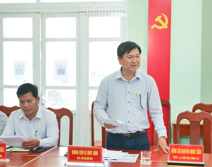 Chủ tịch Ủy ban MTTQ Việt Nam xã Phước Dinh báo cáo kết quả công tác tuyên truyền, vận động và chia sẻ những khó khăn, tâm tư, nguyện vọng của người dân vùng dự án.