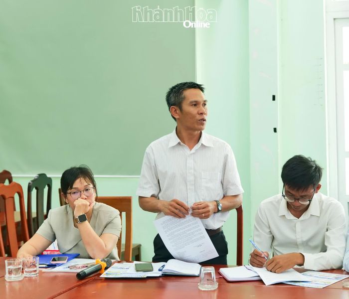 Bí thư Chi bộ thôn Sơn Hải 2 trao đổi về công tác tuyên truyền, vận động và những kiến nghị của người dân vùng dự án.