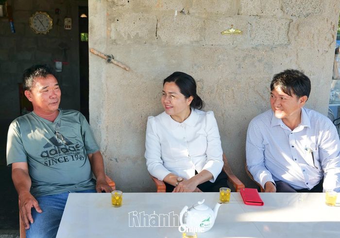 Bà Phan Thị Ngân Hạnh thăm hỏi, lắng nghe tâm tư, nguyện vọng của ông Nguyễn Thái Hiệp, thôn Từ Thiện.