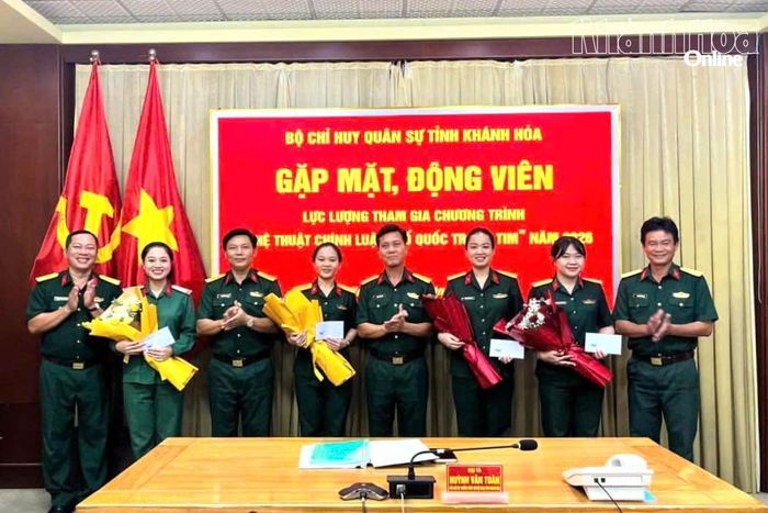 Lãnh đạo Bộ Chỉ huy Quân sự tỉnh tặng hoa chúc mừng, động viên các nữ quân nhân được tuyển chọn tham gia chương trình.