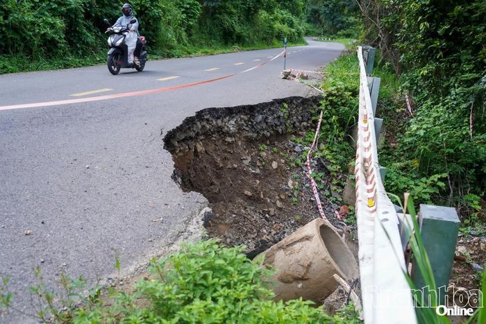 Một vị trí sạt lở taluy âm đang chờ khắc phục.
