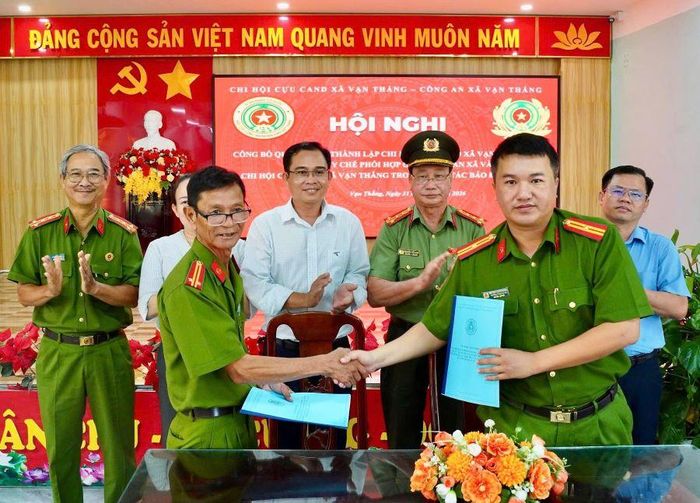 Công an xã và Chi hội Cựu công an nhân dân xã Vạn Thắng ký kết quy chế phối hợp.