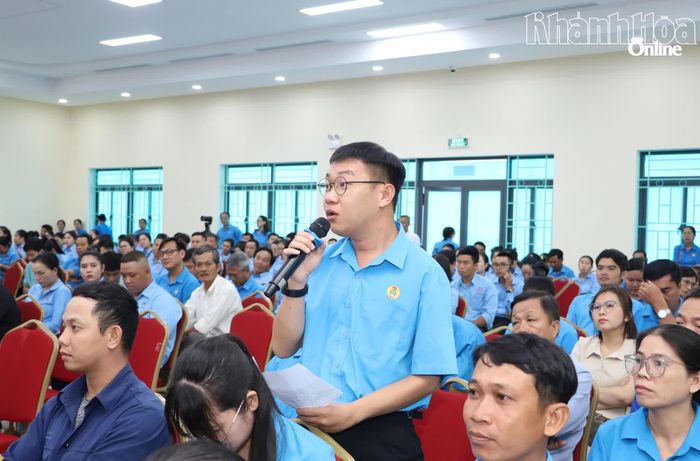 Đoàn viên, người lao động nêu ý kiến tại hội nghị đối thoại.