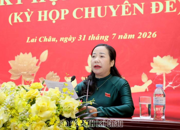 Đồng chí Tẩn Thị Quế - Ủy viên Ban Thường vụ Tỉnh ủy, Phó Chủ tịch Thường trực HĐND tỉnh trình Tờ trình giới thiệu bầu chức danh Phó Chủ tịch HĐND tỉnh khóa XVI, nhiệm kỳ 2026-2031.