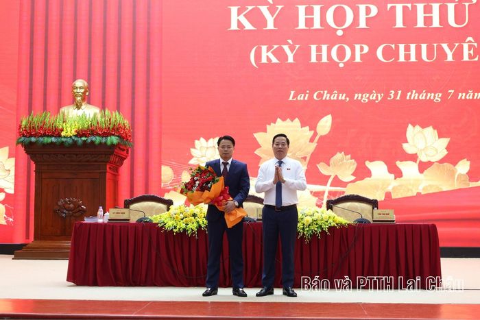 Đồng chí Hà Quang Trung - Chủ tịch UBND tỉnh tặng hoa chúc mừng Chánh Văn phòng UBND tỉnh Hoàng Minh Hải được bầu vào Ủy viên UBND tỉnh, nhiệm kỳ 2026-2031.