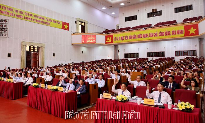 Các đại biểu HĐND tỉnh biểu quyết thông qua Nghị quyết kết quả xác nhận bầu Phó Chủ tịch HĐND tỉnh và Ủy viên UBND tỉnh nhiệm kỳ 2026-2031.