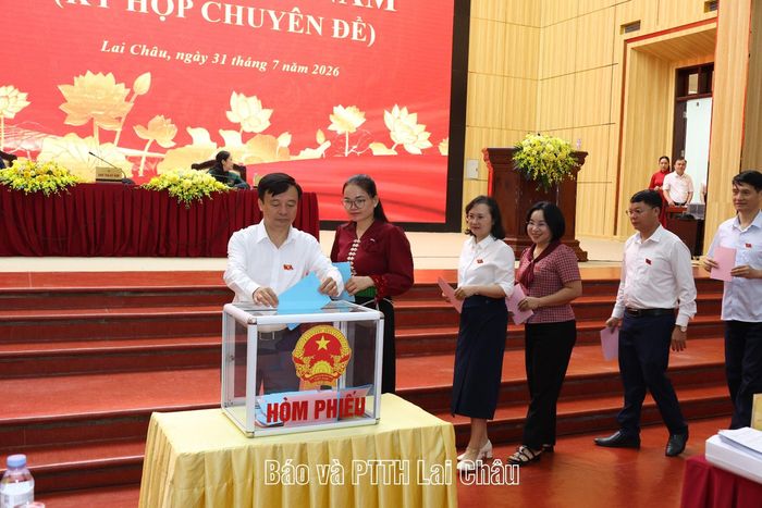 Các đại biểu HĐND tỉnh bỏ phiếu bầu Phó Chủ tịch HĐND tỉnh và Ủy viên UBND tỉnh nhiệm kỳ 2026-2031.