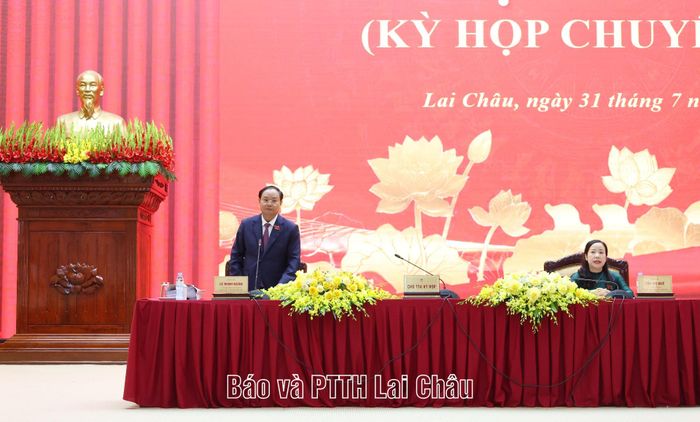 Các đồng chí: Lê Minh Ngân - Bí thư Tỉnh ủy, Chủ tịch HĐND tỉnh; Tẩn Thị Quế - Phó Chủ tịch Thường trực HĐND tỉnh điều hành nội dung kỳ họp. 