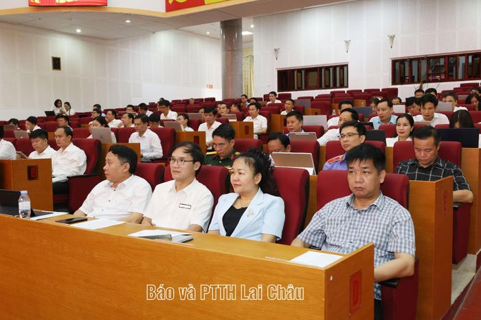 Các đại biểu dự kỳ họp. 