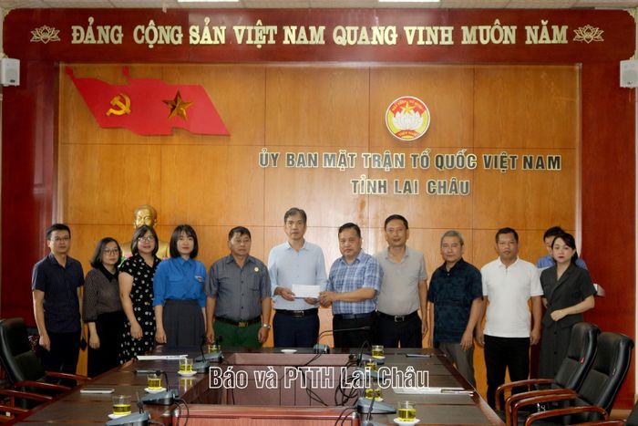 Đoàn công tác của Ban Quản lý dự án 2 trao kinh phí hỗ trợ hơn 100 triệu đồng cho Ủy ban MTTQ Việt Nam Lai Châu.