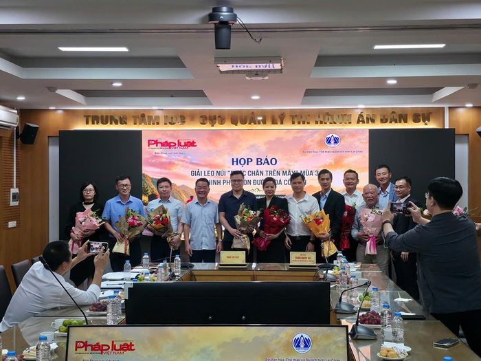 Các đại biểu chụp ảnh lưu niệm tại buổi họp báo.