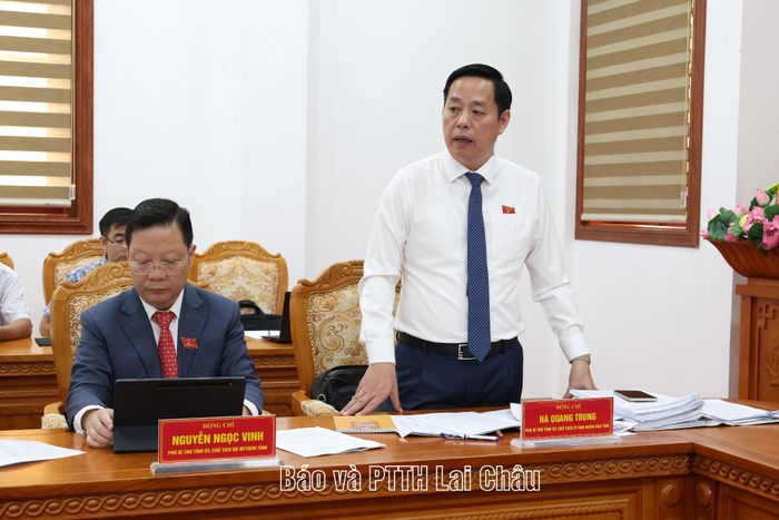Đồng chí Hà Quang Trung - Phó Bí thư Tỉnh ủy, Chủ tịch UBND tỉnh phát biểu ý kiến tại tổ thảo luận số 2.