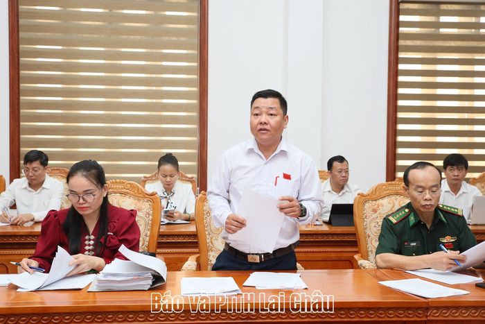 Đại biểu tổ thảo luận số 4 phát biểu ý kiến.