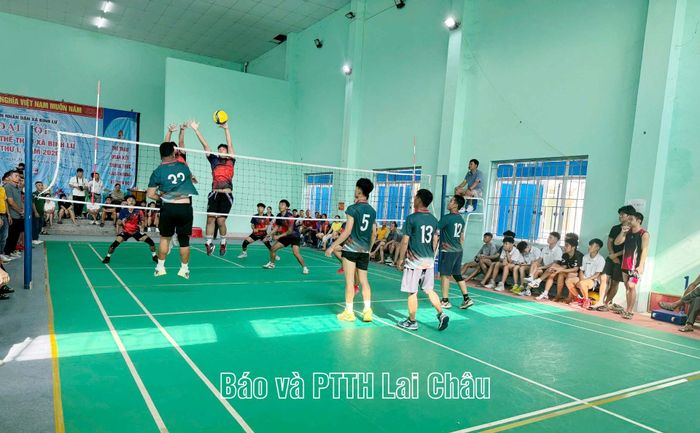 Vận động viên thi đấu bóng chuyền hơi.