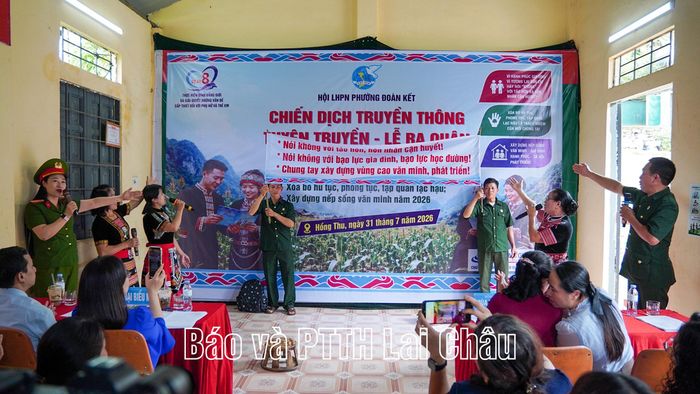 Tiểu phẩm truyền thông được sân khấu hóa tại lễ ra quân, chuyển tải thông điệp thay đổi nhận thức, xây dựng gia đình hạnh phúc.